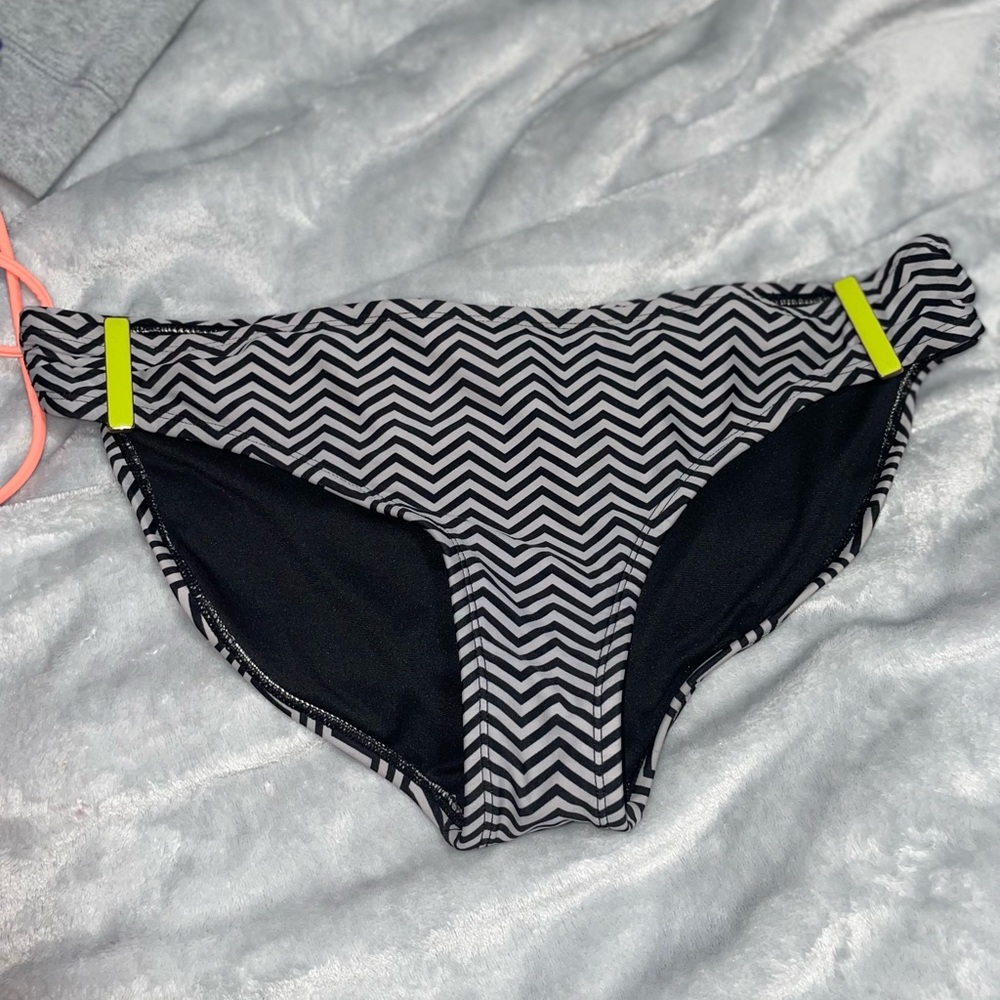 Womens large black and white swimsuit bottoms.